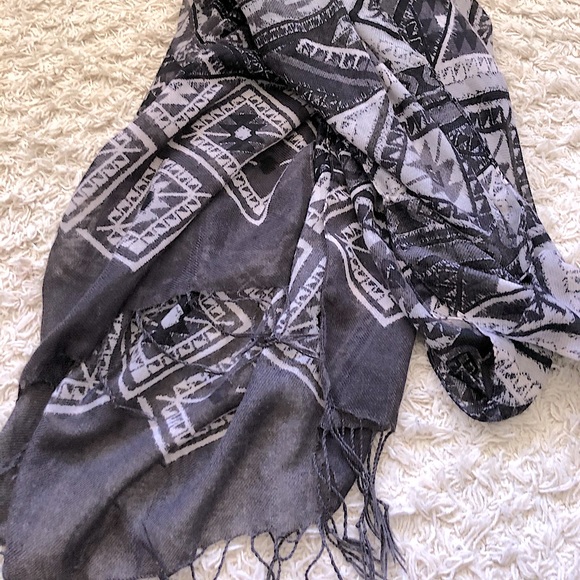 H&M patterned mauve scarf - Picture 2 of 3